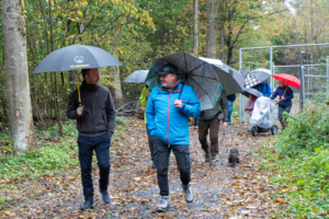 Der Altstätter Stadtrat Andreas Broger (links) und der Buchser Stadtpräsident Rolf Pfeiffer (rechts) nahmen an der Begehung in Sevelen teil. Foto: Heini Schwendener