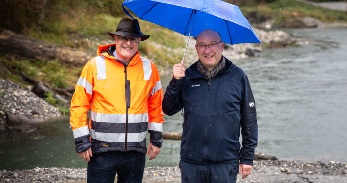 Regierungsrat Beat Tinner (rechts) besuchte den Werdenberger Binnenkanal in Sevelen bei anhaltendem Dauerregen. Foto: Heini Schwendener