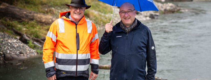 Regierungsrat Beat Tinner (rechts) besuchte den Werdenberger Binnenkanal in Sevelen bei anhaltendem Dauerregen. Foto: Heini Schwendener